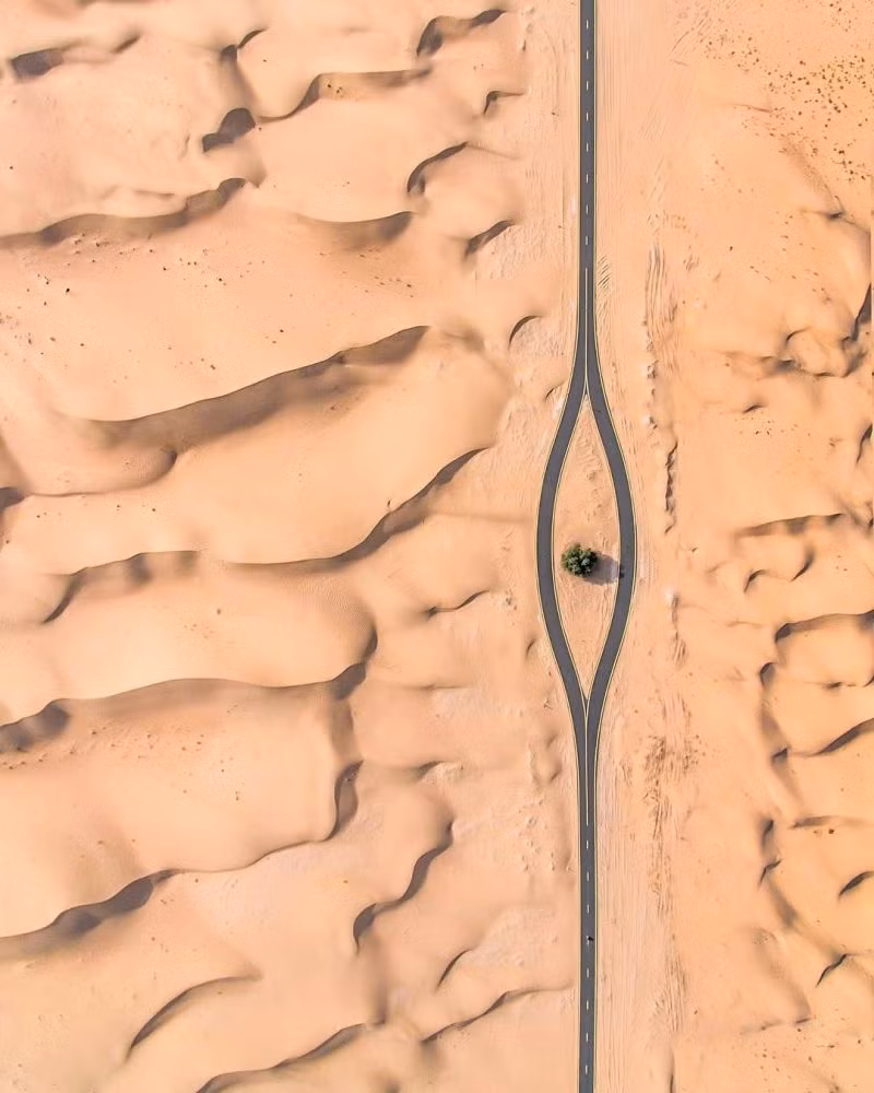 Cát sa mạc “nuốt chửng” đường cao tốc ở UAE