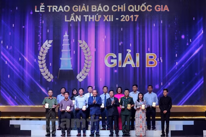 Nhóm phóng viên Báo Hà Tĩnh nhận giải C Giải Báo chí Quốc gia