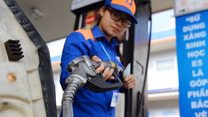 Giá xăng giảm hơn 300 đồng/lít từ 15h chiều nay
