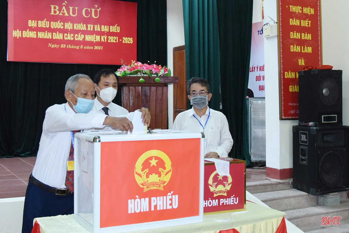 Thường trực Tỉnh ủy Hà Tĩnh bỏ phiếu bầu cử tại nơi cư trú