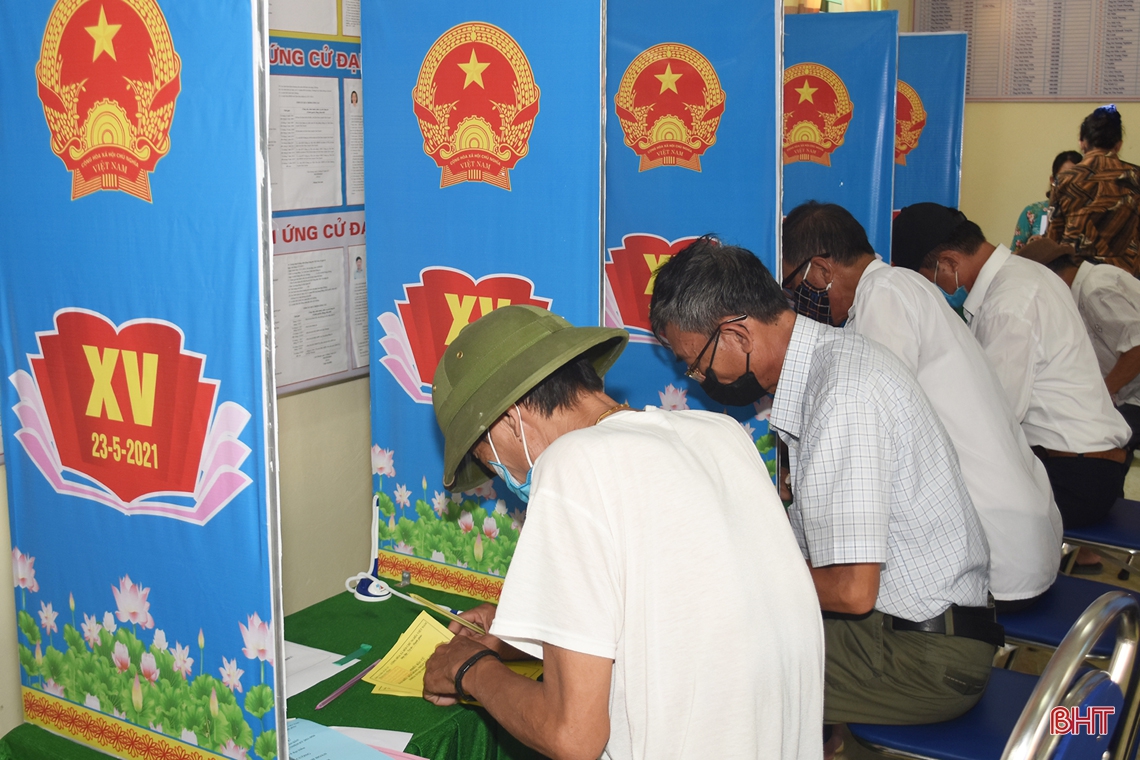 Cử tri Hà Tĩnh náo nức bầu chọn người đại biểu Nhân dân