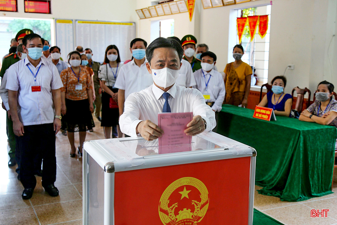 Thường trực Tỉnh ủy Hà Tĩnh bỏ phiếu bầu cử tại nơi cư trú