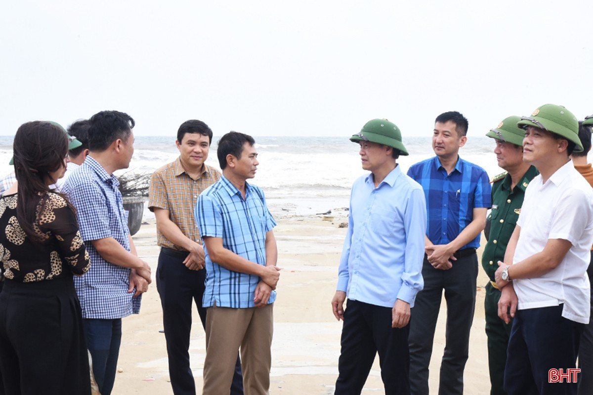 Phó Chủ tịch Thường trực UBND tỉnh Nguyễn Hồng Lĩnh và đoàn động viên ngư dân xã Thạch Trị chủ động ứng phó với thiên tai, bảo vệ tàu thuyền và tài sản an toàn.
