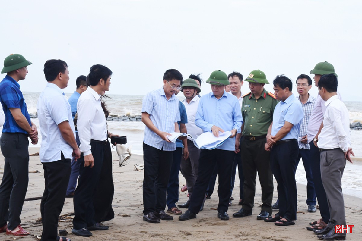 Đoàn kiểm tra công tác ngăn chặn sạt lở bờ biển xã Xuân Hội.
