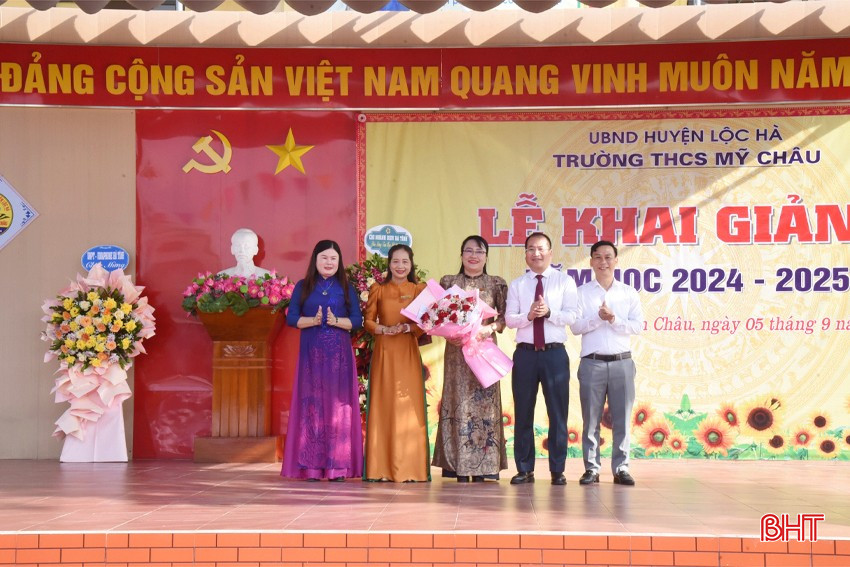 Lãnh đạo huyện Lộc Hà tặng hoa chúc mừng nhà trường.