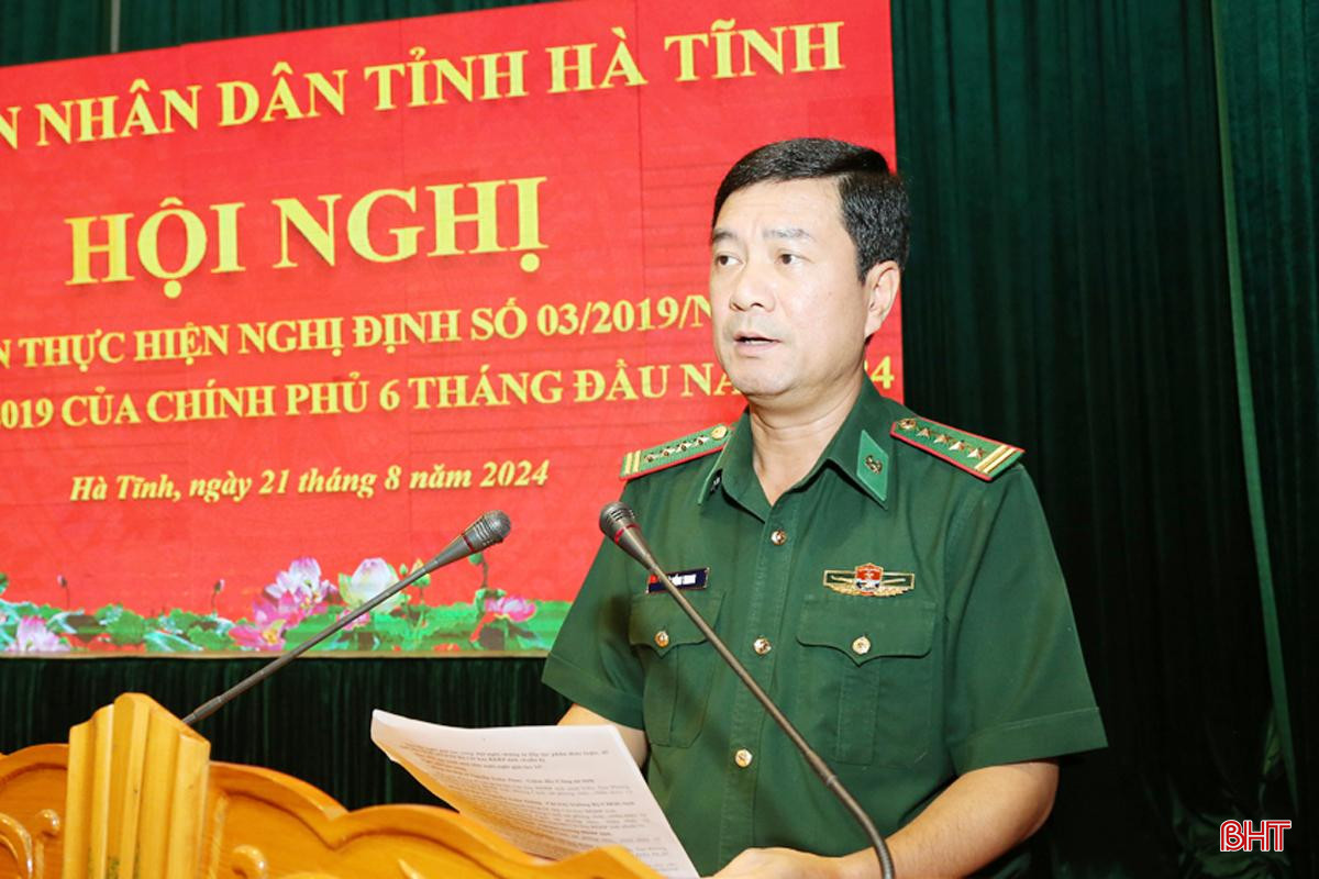 Đại tá Bùi Hồng Thanh - Chỉ huy trưởng BĐBP tỉnh báo cáo tình hình, kết quả phối hợp giữa BĐBP tỉnh với 2 lực lượng trong bảo vệ biên giới, đấu tranh phòng chống tội phạm, đẩy lùi tệ nạn xã hội.