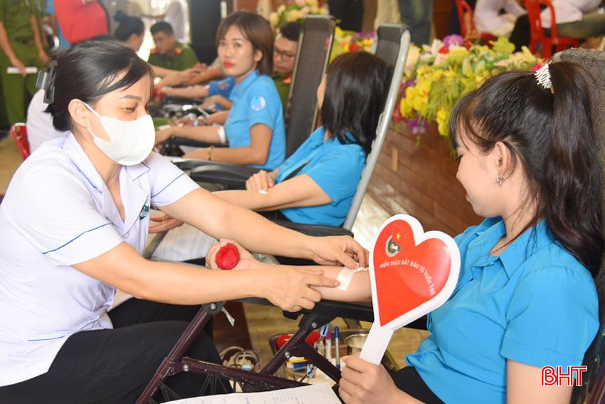 Sau khi tiếp nhận nguồn máu, Ban Chỉ đạo Vận động hiến máu tình nguyện huyện Lộc Hà sẽ chuyển về Khoa Huyết học và Truyền máu (Bệnh viện Đa khoa tỉnh Hà Tĩnh) để phục vụ công tác cứu chữa người bệnh.