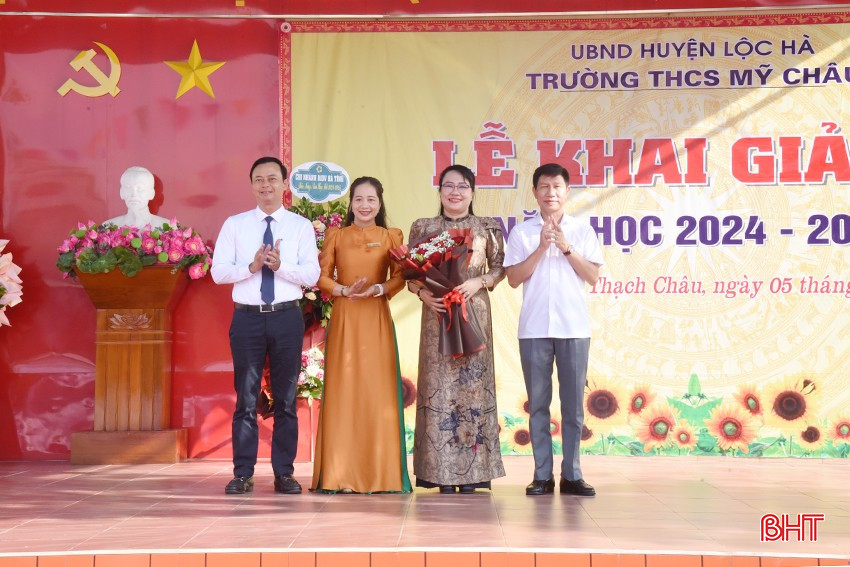 Trưởng ban Tuyên giáo Tỉnh ủy Hà Văn Hùng tặng hoa chúc mừng nhà trường.