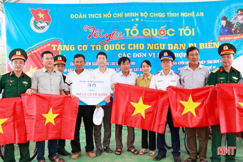 Đoàn Thanh niên Bộ CHQS tỉnh Nghệ An tặng cờ Tổ quốc cho ngư dân ở xã Xuân Hội (Nghi Xuân, Hà Tĩnh).