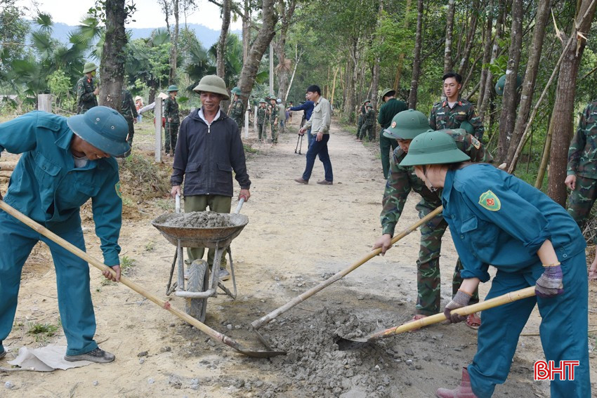 Quân và dân chung tay xây dựng NTM ở xã Hương Lâm (Hương Khê)