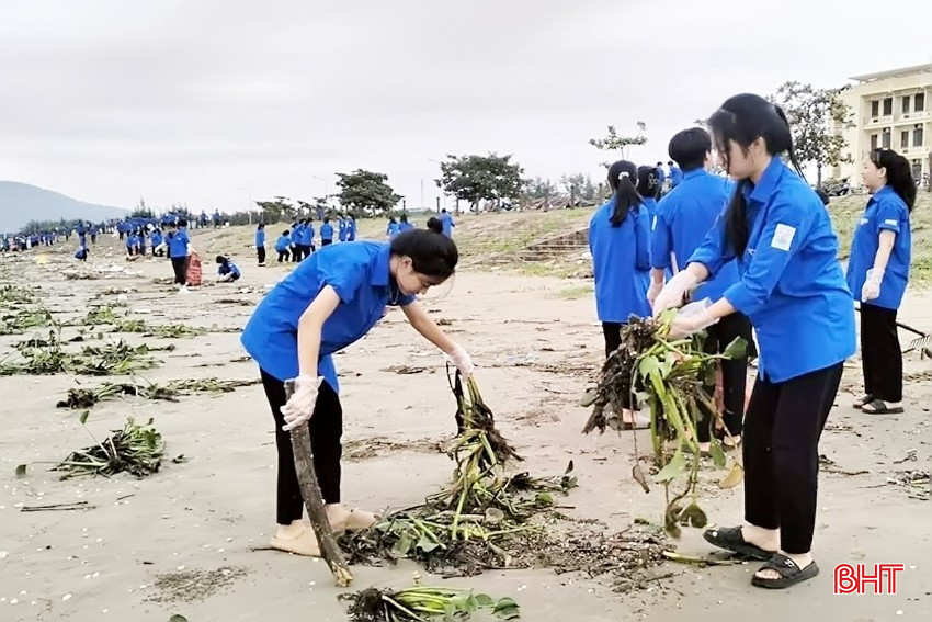 Huyện đoàn Lộc Hà đã tập hợp, vận động hơn 200 đoàn viên thanh niên tranh thủ ngày nghỉ cuối tuần tham gia lao động công ích, dọn dẹp vệ sinh môi trường, làm sạch biển. Sau một buổi lao động tích cực, các bạn trẻ đã dọn được hàng nghìn tấn rác thải các loại, nhất là bèo lục bình, chai lọ bằng nhựa, vỏ nguyễn thể, gốc khô, cành mục, thùng xốp, ngư cụ hỏng... ở khu vực bãi tắm Xuân Hải.