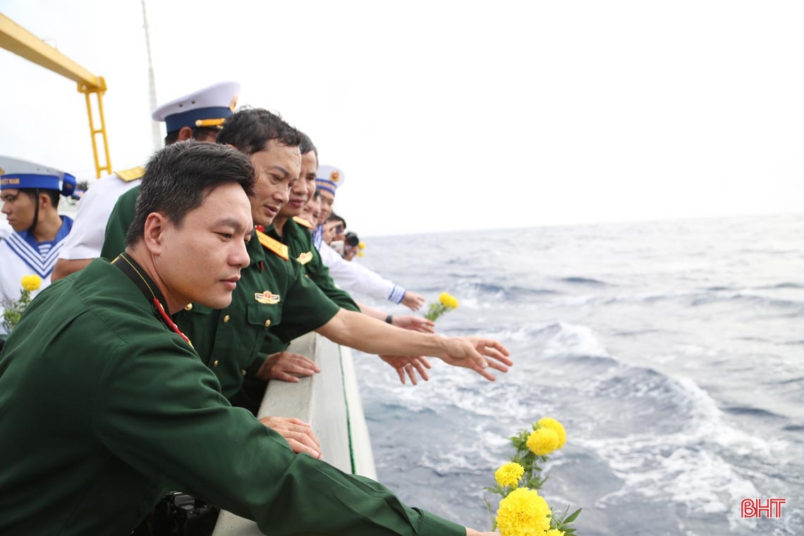 Xúc động lễ tưởng niệm các liệt sĩ hy sinh ở nhà giàn DK1