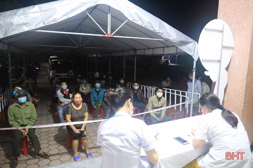 Lãnh đạo TP Hà Tĩnh và huyện Thạch Hà kiểm tra, chỉ đạo công tác truy vết, xét nghiệm