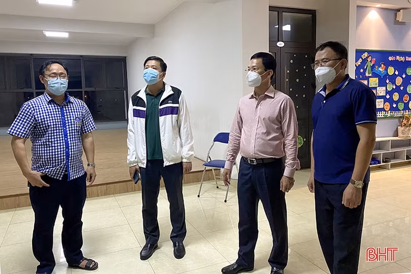Lãnh đạo TP Hà Tĩnh và huyện Thạch Hà kiểm tra, chỉ đạo công tác truy vết, xét nghiệm