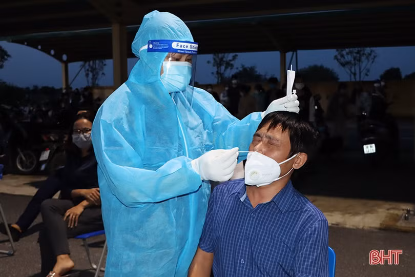 Tập trung lấy mẫu test nhanh COVID-19 tại Trường Đại học Hà Tĩnh ngay trong đêm nay