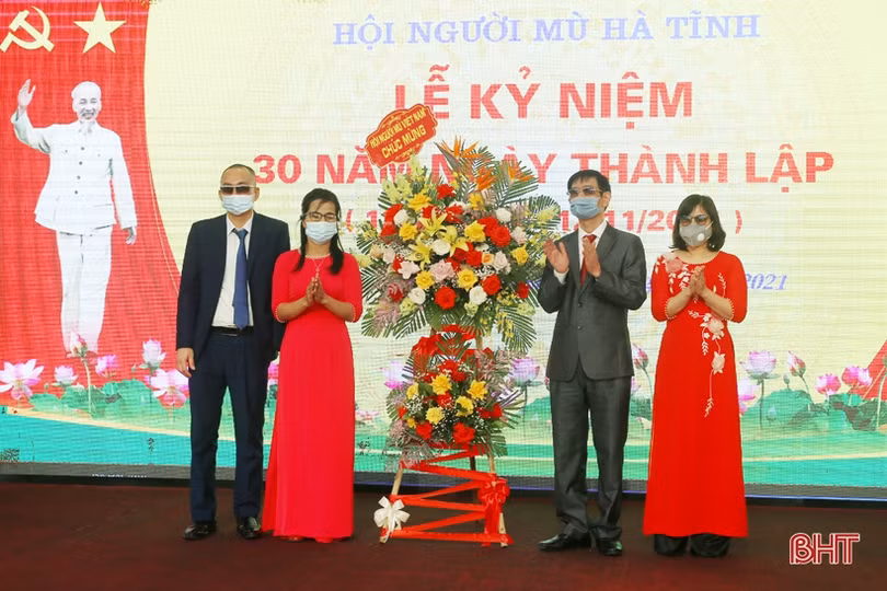 Hội Người mù Hà Tĩnh nhận Cờ thi đua xuất sắc của Trung ương Hội