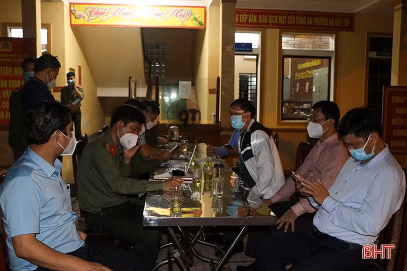 Lãnh đạo TP Hà Tĩnh và huyện Thạch Hà kiểm tra, chỉ đạo công tác truy vết, xét nghiệm