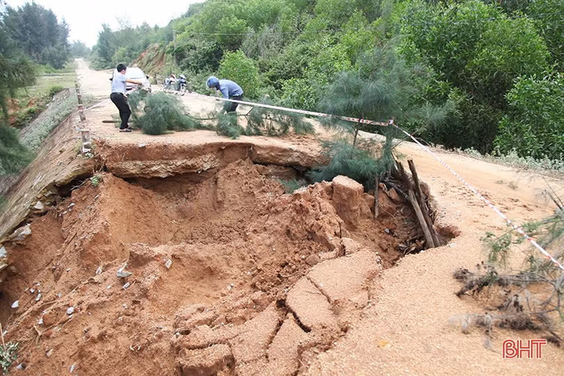 Sụt lở lớn gần cắt đứt giao thông trên tuyến quốc phòng ven biển Hà Tĩnh