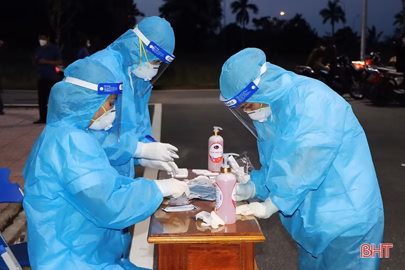 Tập trung lấy mẫu test nhanh COVID-19 tại Trường Đại học Hà Tĩnh ngay trong đêm nay