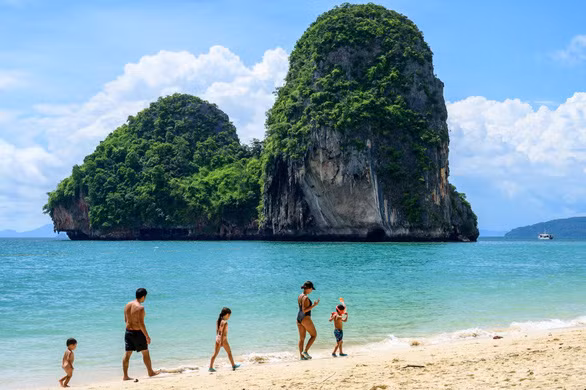 Thái Lan miễn cách ly cho du khách đã tiêm vắc-xin từ Việt Nam và 62 nơi khác