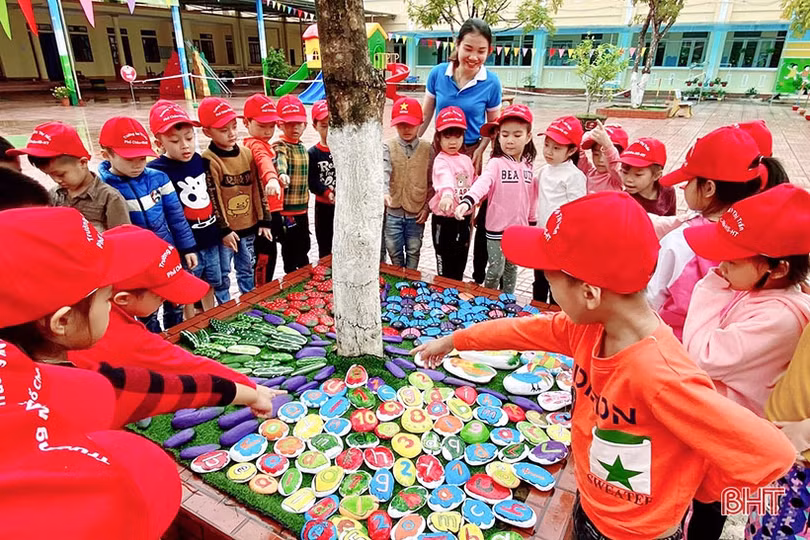 “Biến đá, sỏi thành dụng cụ dạy học ở phố núi Hà Tĩnh