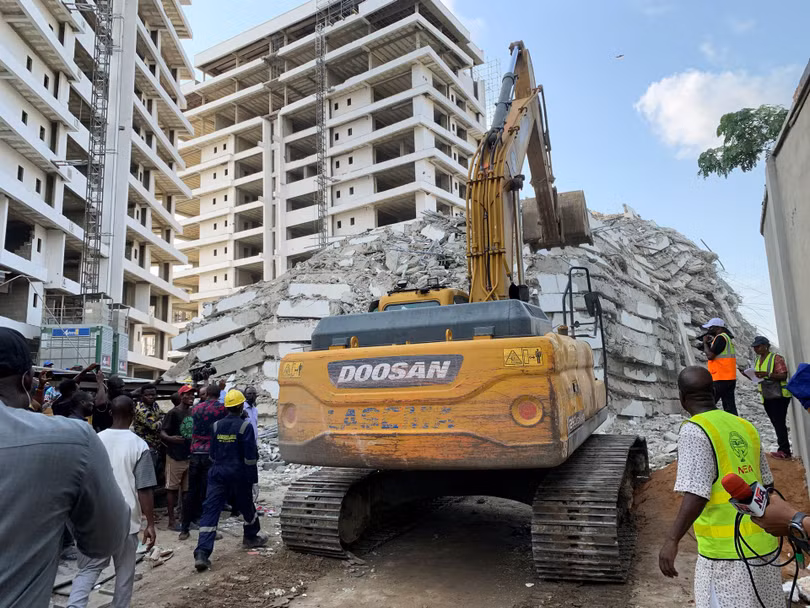 Khoảng 100 người mất tích trong vụ sập tòa nhà 22 tầng ở Nigeria