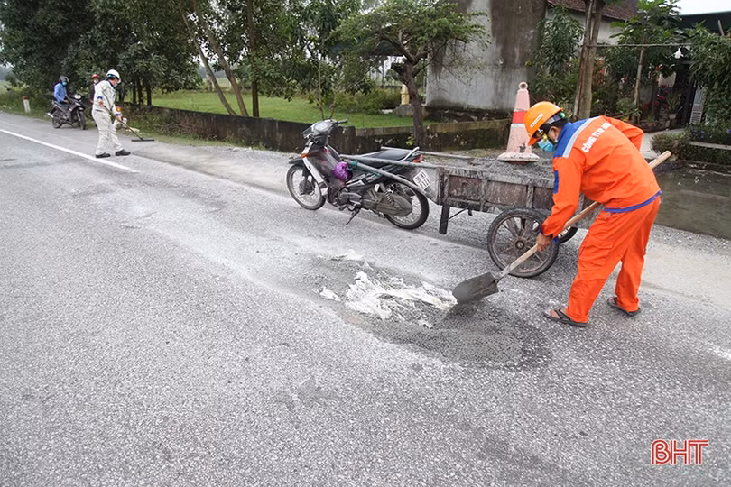 Tập trung máy móc, nhân công khắc phục hư hỏng trên Quốc lộ 1, đoạn qua Hà Tĩnh
