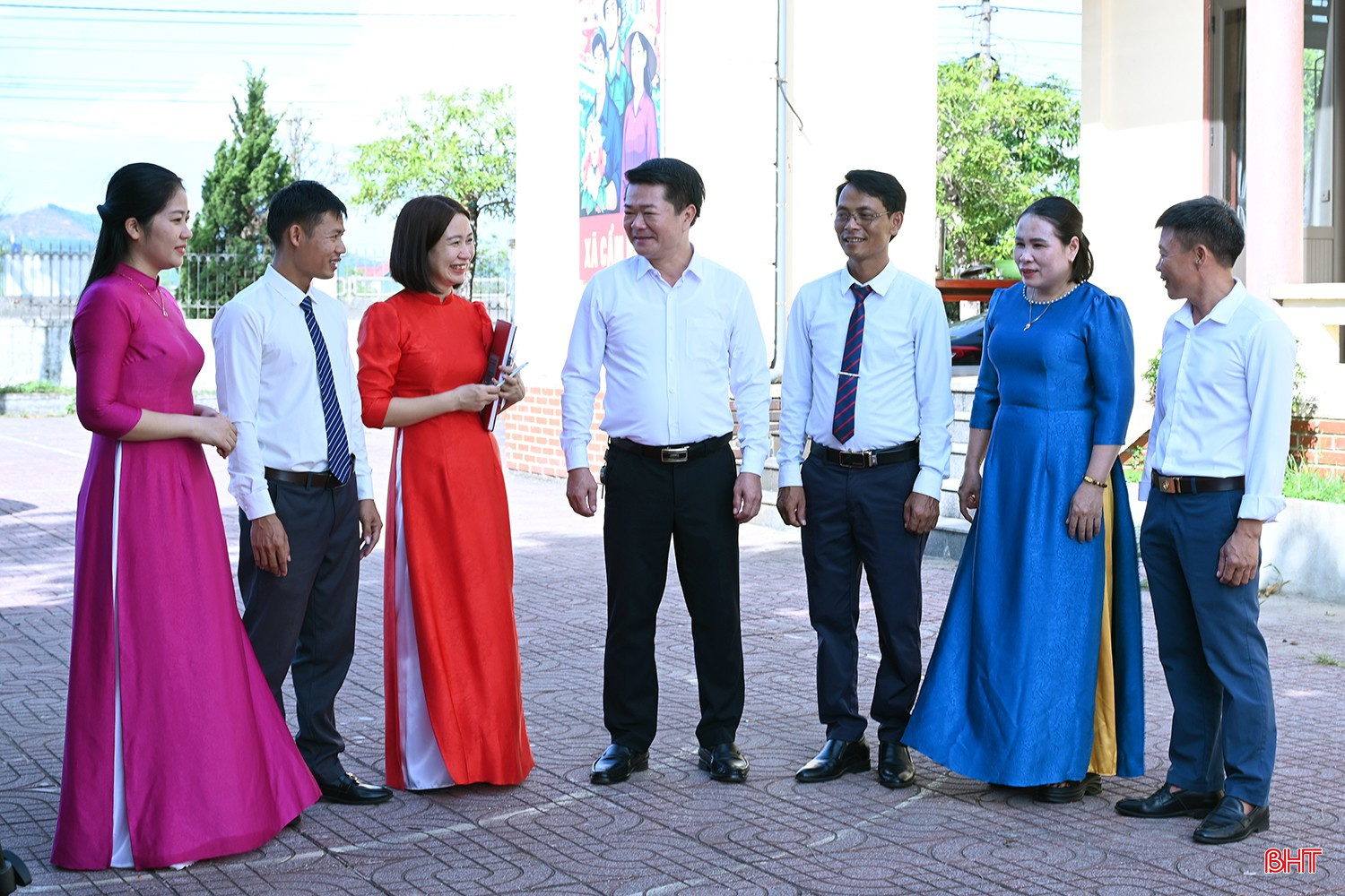 Lãnh đạo xã Cẩm Hưng trao đổi với đội ngũ cán bộ thôn trên địa bàn.