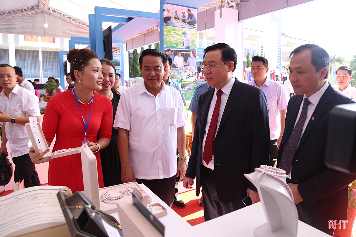 Chủ tịch Quốc hội Vương Đình Huệ tham quan các sản phẩm tiêu biểu Hà Tĩnh