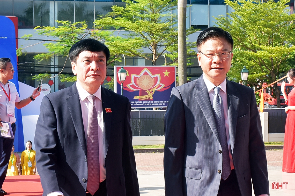 Chủ tịch Quốc hội Vương Đình Huệ tham quan các sản phẩm tiêu biểu Hà Tĩnh