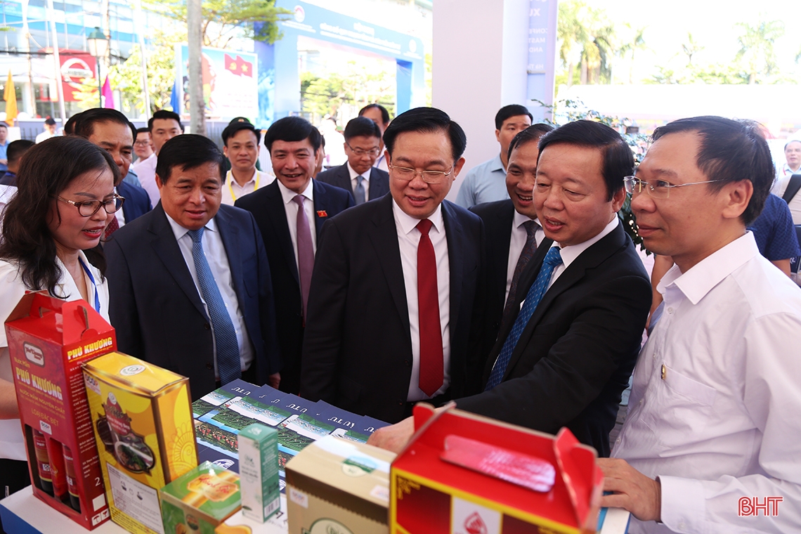 Chủ tịch Quốc hội Vương Đình Huệ tham quan các sản phẩm tiêu biểu Hà Tĩnh