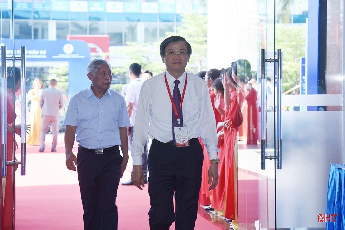 Chủ tịch Quốc hội Vương Đình Huệ tham quan các sản phẩm tiêu biểu Hà Tĩnh