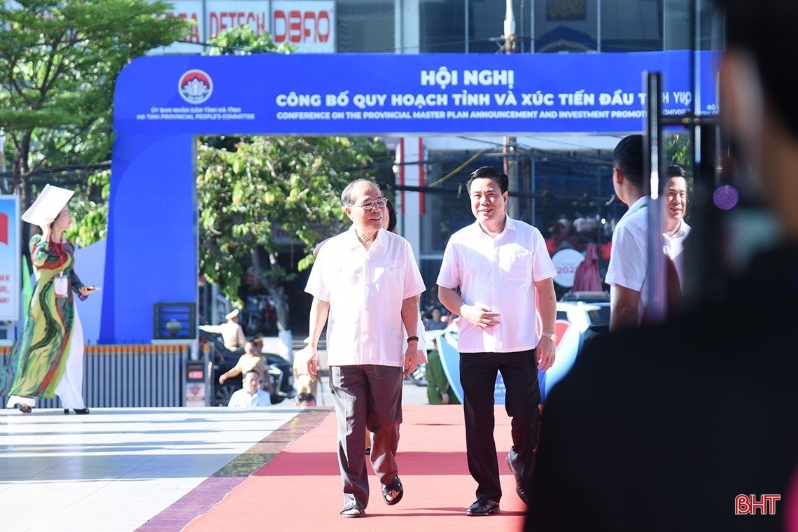 Chủ tịch Quốc hội Vương Đình Huệ tham quan các sản phẩm tiêu biểu Hà Tĩnh