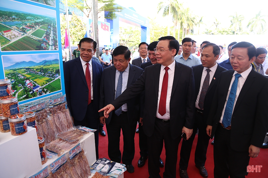 Chủ tịch Quốc hội Vương Đình Huệ tham quan các sản phẩm tiêu biểu Hà Tĩnh