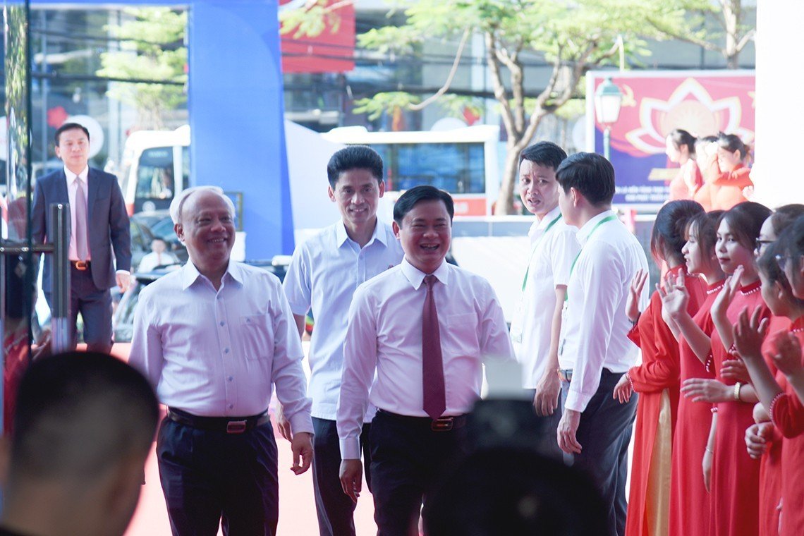 Chủ tịch Quốc hội Vương Đình Huệ tham quan các sản phẩm tiêu biểu Hà Tĩnh