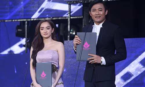 Diễn viên Kaity Nguyễn (trái) nhận giải "Nữ diễn viên chính xuất sắc" bên diễn viên Quý Bình nhận giải "Nam diễn viên chính xuất sắc". Ảnh: Nguyễn Đông. phim em chua 18 doat bong sen vang