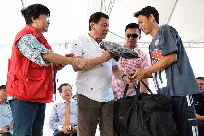 tong thong philipipnes tien cac ngu dan viet nam bi bat tro ve nuoc