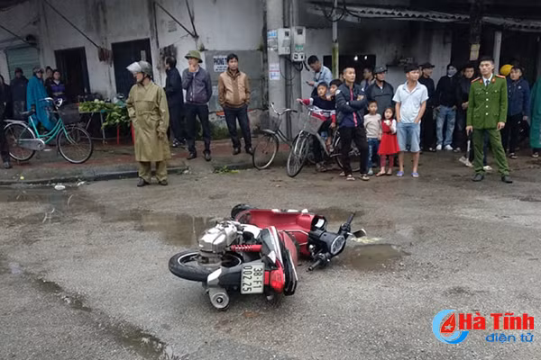 va cham voi nguoi bang qua duong nam thanh nien bay len via he va tu vong