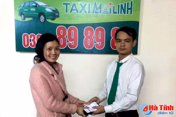 tai xe mai linh tra lai tai san tri gia gan 100 trieu dong cho hanh khach