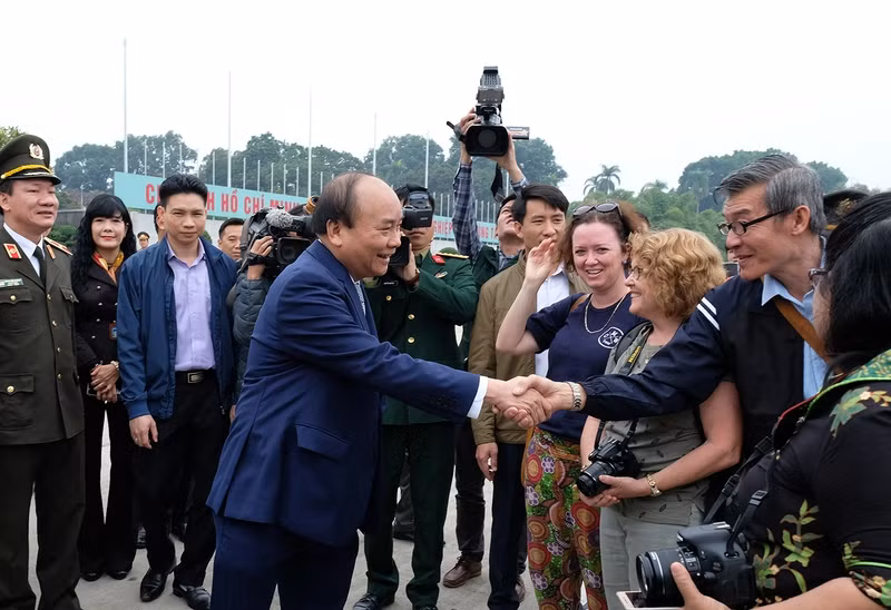 Thủ tướng gặp các vị khách nước ngoài tham quan khu vực Lăng Bác. Ảnh: VGP/Quang Hiếu thu tuong kiem tra viec tu bo lang chu tich ho chi minh