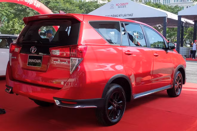 can canh toyota innova venturer gia 855 trieu dong