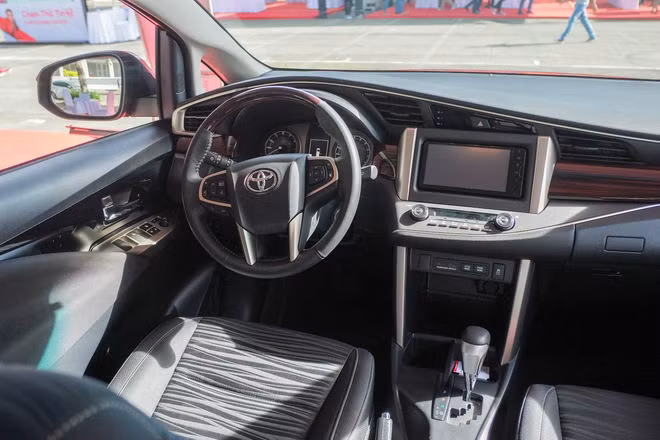 can canh toyota innova venturer gia 855 trieu dong