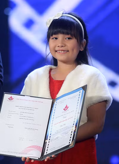 Diễn viên Hà Mi nhận giải cho vai diễn trong phim "Cô gái đến từ hôm qua". Ảnh: Nguyễn Đông. phim em chua 18 doat bong sen vang