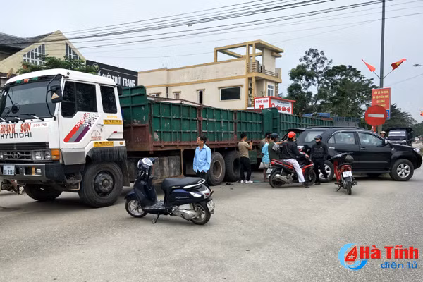 xe dau keo dam fortuner vo duoi