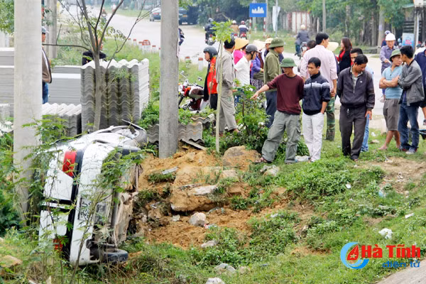 xe hop tong xe dap roi roi xuong cau 5 nguoi thoat chet