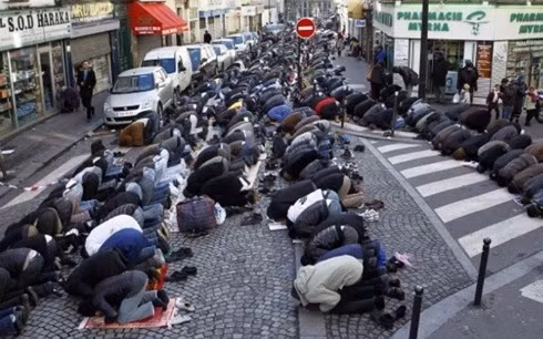 Một cộng đồng người Hồi giáo tại Pháp cầu nguyện trên đường phố Paris. (Ảnh: AP) dan so hoi giao tang nhanh tai chau au