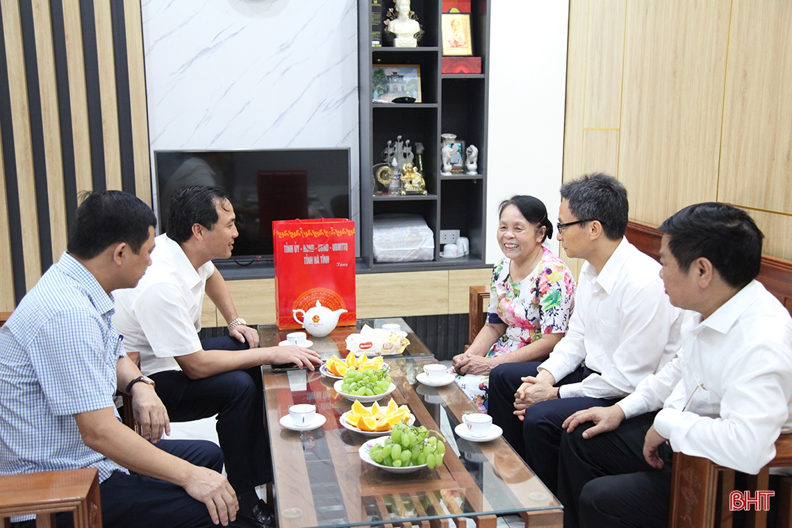 Phó Thủ tướng Vũ Đức Đam thăm hỏi nữ Anh hùng lực lượng vũ trang Nhân dân La Thị Tám