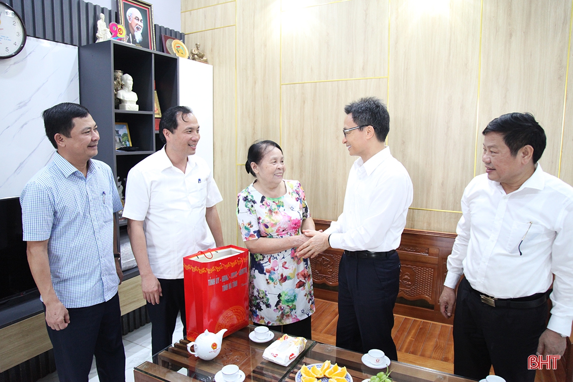 Phó Thủ tướng Vũ Đức Đam thăm hỏi nữ Anh hùng lực lượng vũ trang Nhân dân La Thị Tám