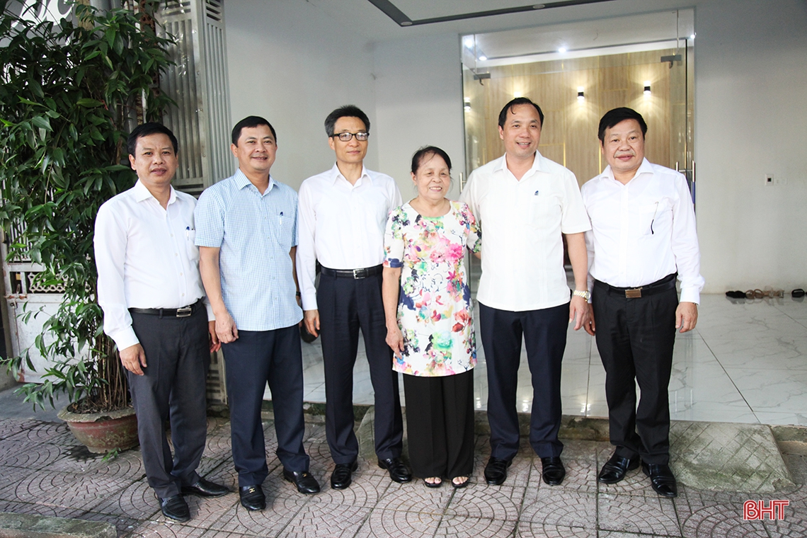 Phó Thủ tướng Vũ Đức Đam thăm hỏi nữ Anh hùng lực lượng vũ trang Nhân dân La Thị Tám