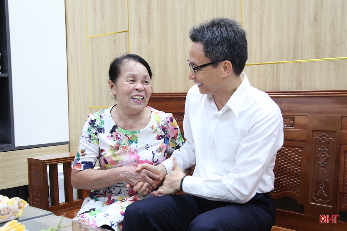 Phó Thủ tướng Vũ Đức Đam thăm hỏi nữ Anh hùng lực lượng vũ trang Nhân dân La Thị Tám